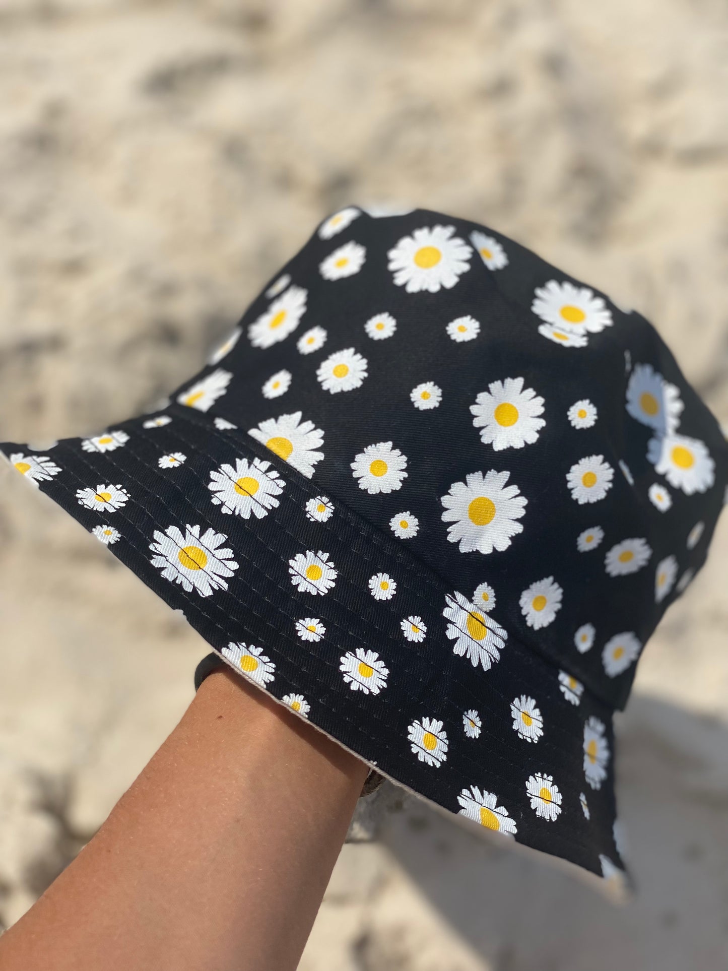 REVERSIBLE DAISY BUCKET HAT
