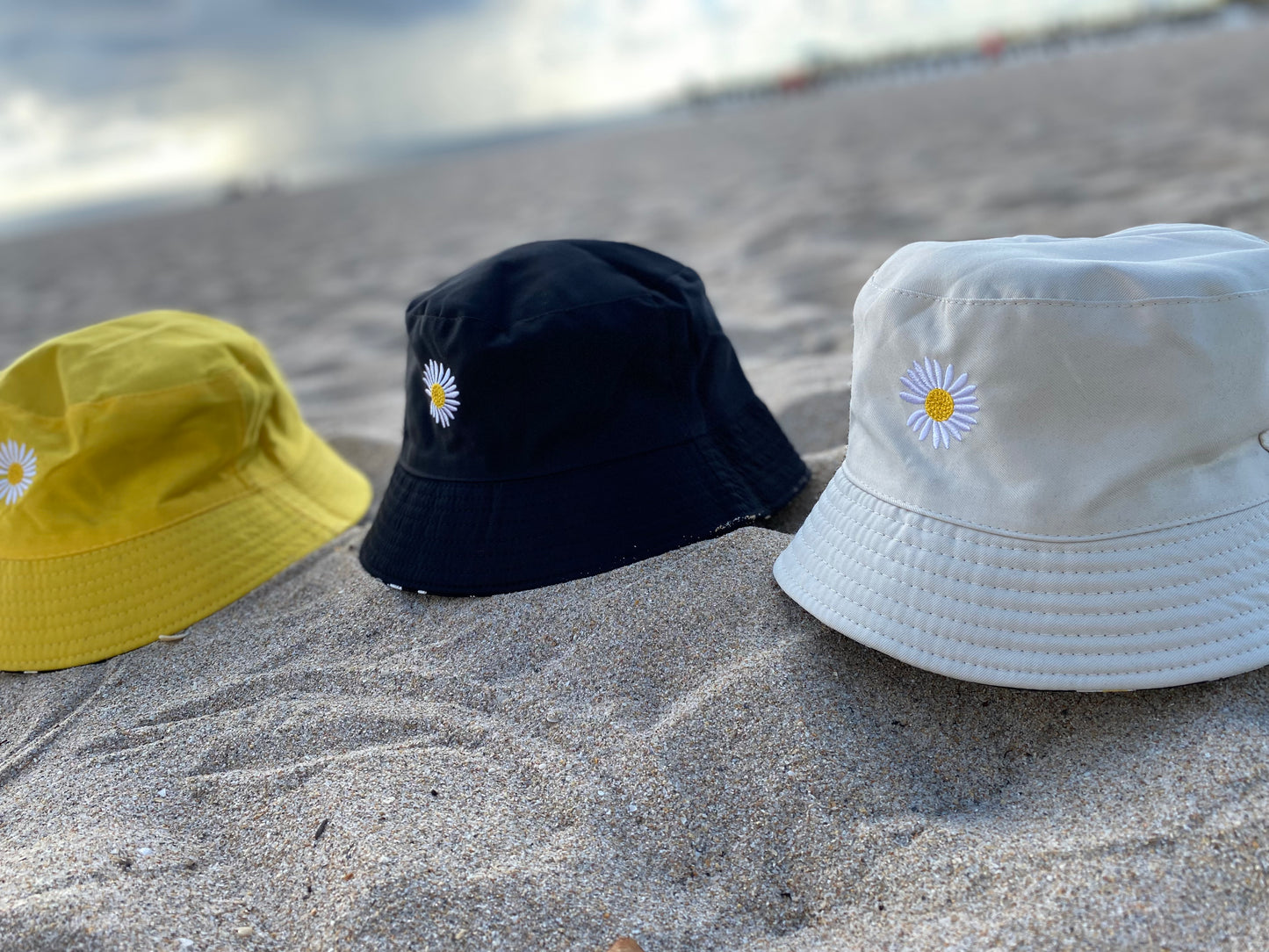 REVERSIBLE DAISY BUCKET HAT