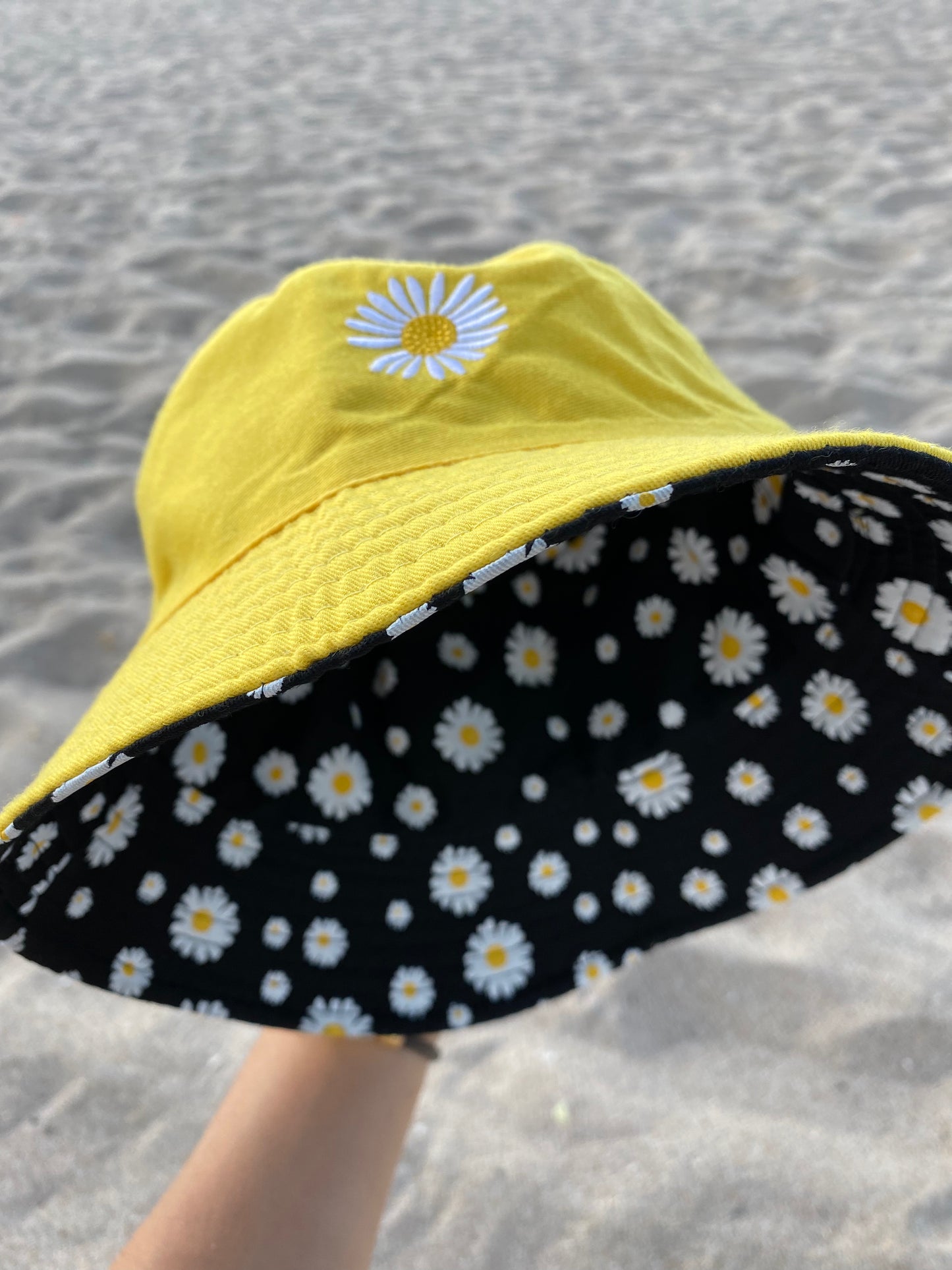 REVERSIBLE DAISY BUCKET HAT