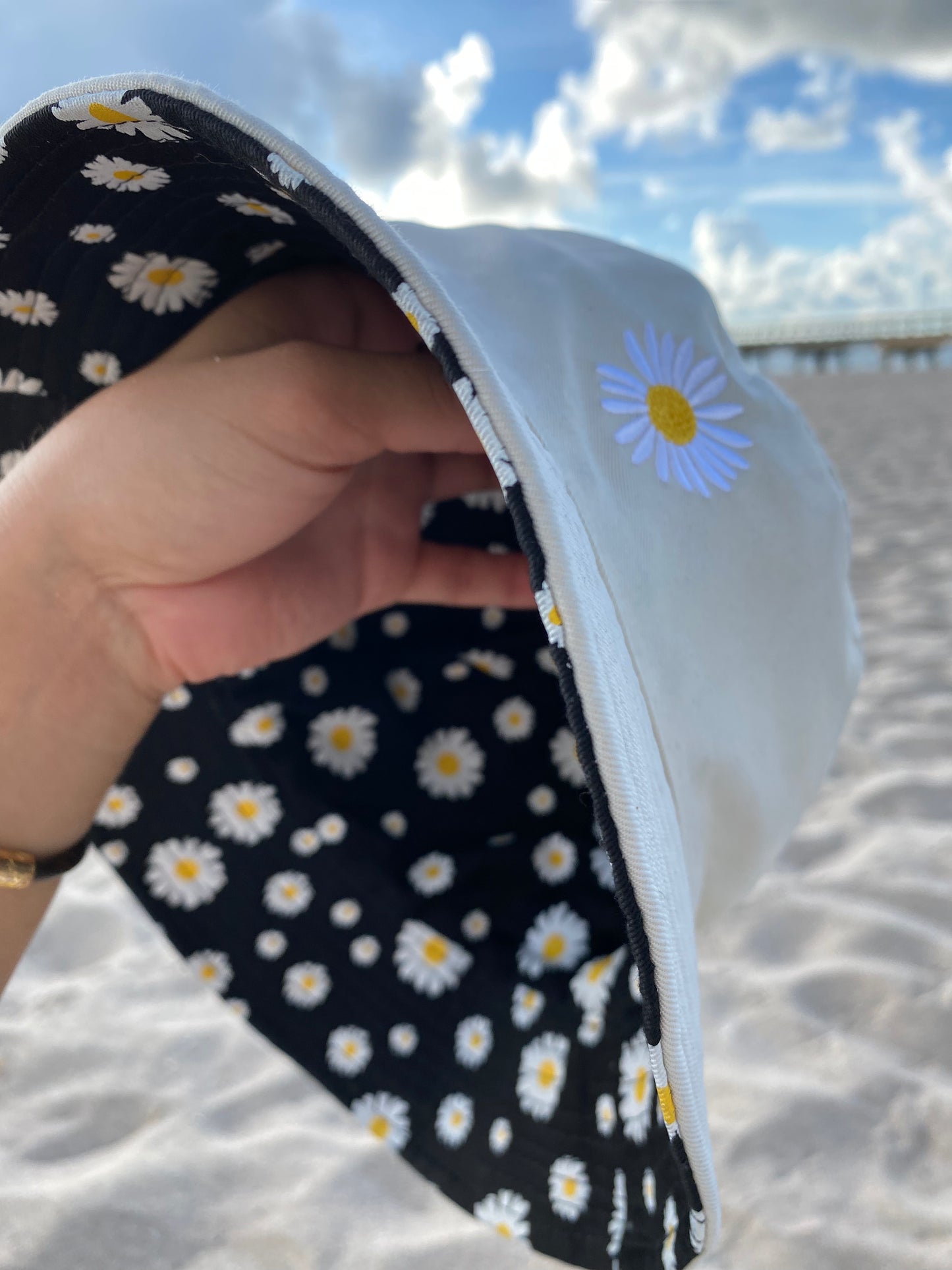 REVERSIBLE DAISY BUCKET HAT